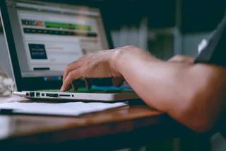 MacBookPro上人手的选择性聚焦照片