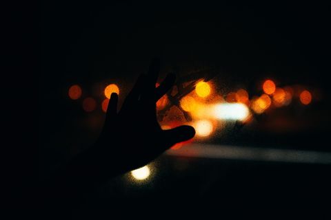 在窗户上画星星的人