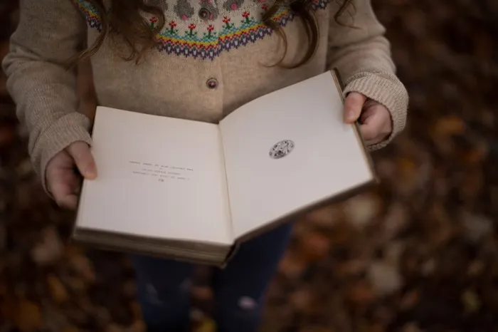 正在读书的孩子