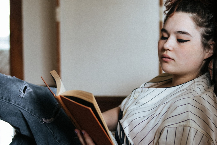 拿着精装书的女人