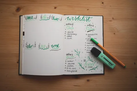 打开棕色木质表面上的笔记本