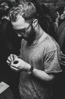 男人的黑白照片