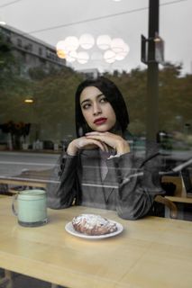 女人坐在咖啡馆里