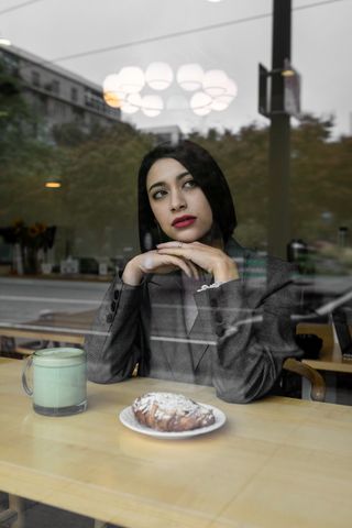 女人坐在咖啡馆里