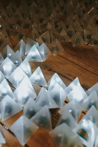 木地板上的小三角灯