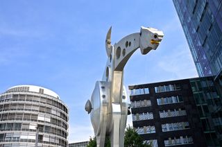 灰色，钢制动物雕像，云，蓝色，天空，雕塑，金属，艺术