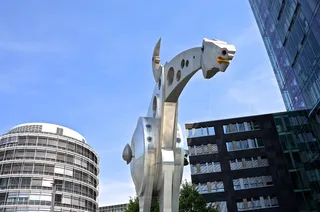 灰色，钢制动物雕像，云，蓝色，天空，雕塑，金属，艺术