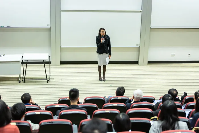 举着麦克风的女人站在人群前
