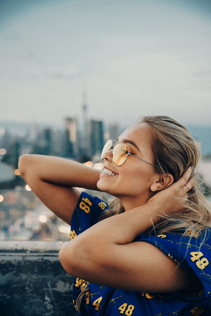 微笑的女人与天际线照片