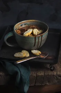 托盘上的绿色和棕色陶瓷茶杯和勺子 托盘上的绿色和棕色陶瓷茶杯和勺子