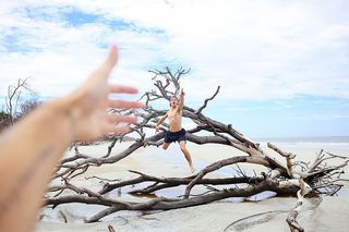 人，跳跃，浮木，海，云，树枝，手，人