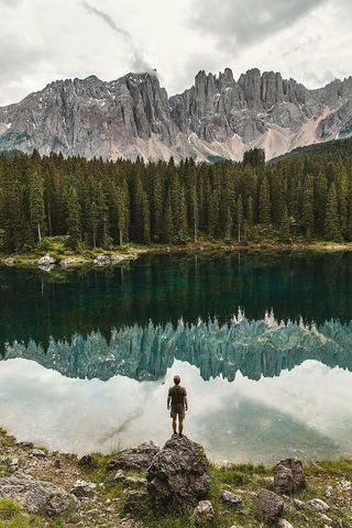 人，站立，巨石，面对，湖，松树，白天，山