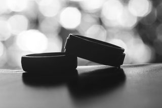 圆形黑色容器灰度照片