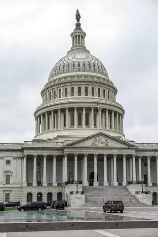 国会山有黑色SUV。