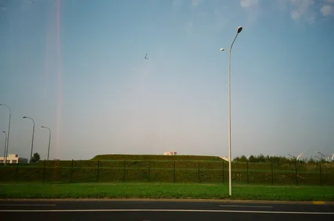 绿草旁的白色路灯