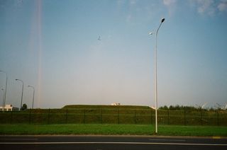 绿草旁的白色路灯