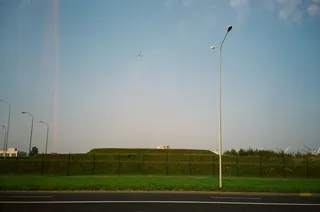 绿草旁的白色路灯