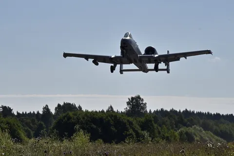 a-10c霹雳ii,飞机,航空,疣猪,着陆,公路,爱沙尼亚,飞行器 a-10c霹雳ii,飞机,航空,疣猪,着陆,公路,爱沙尼亚,飞行器