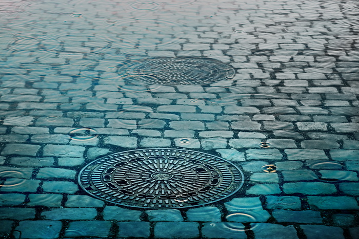 路面、水、雨、人孔、盖子、街道、城市、图案