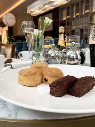 下午茶，酒店，餐厅，烤饼，食物，食物和饮料，盘子，桌子