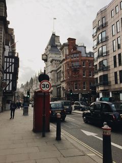 建筑物之间的汽车