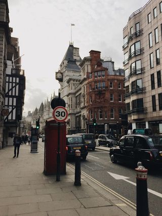 建筑物之间的汽车