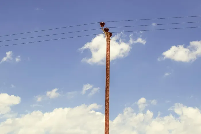 杆子，天空，云，电线，电话，线路，云天，低角度视图
