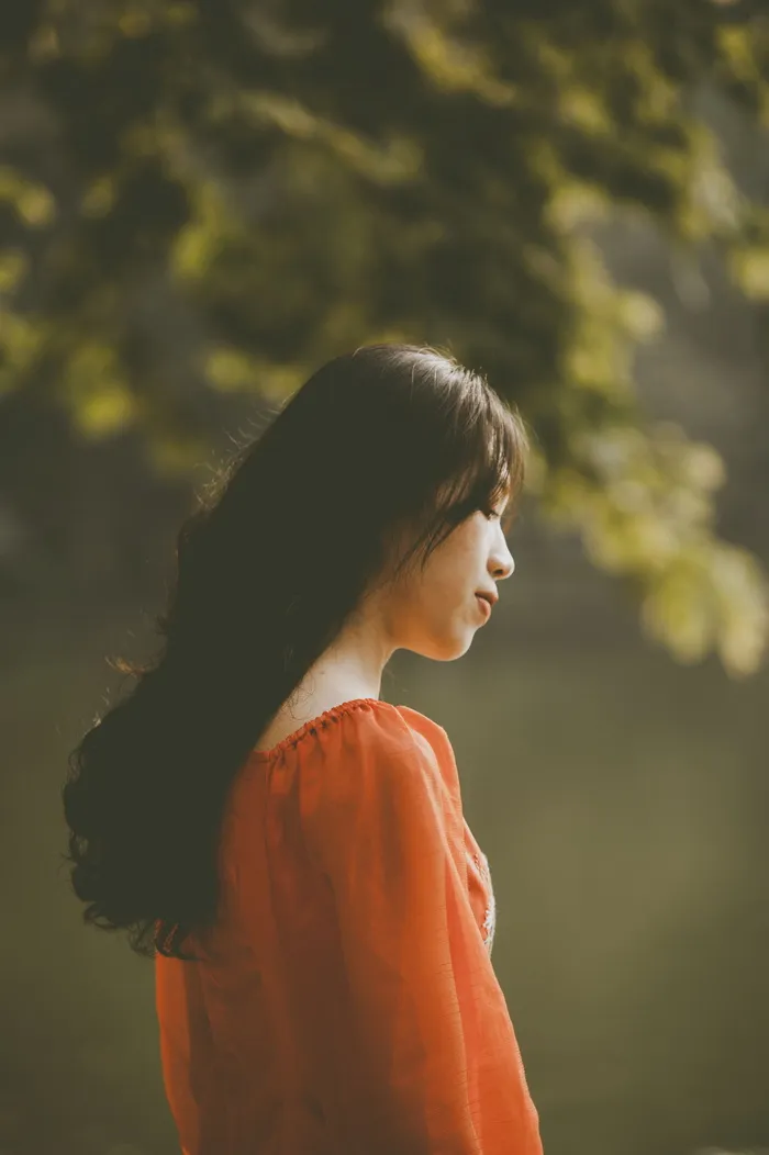 橙色衬衫女人的选择性聚焦摄影