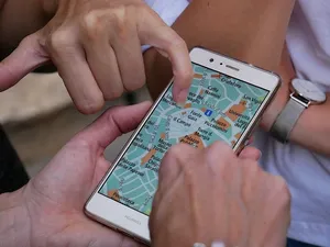 人，手持，白色，华为p9智能手机，p9，手机，华为，地图