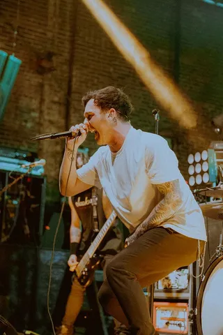 男式白色圆领衬衫