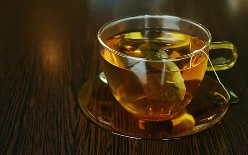 米色,玻璃茶杯,茶托,顶部,棕色,木质,表面,T恤 米色,玻璃茶杯,茶托,顶部,棕色,木质,表面,T恤