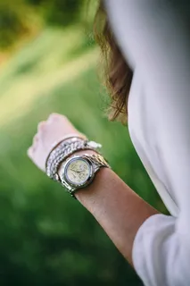 女孩胳膊上的银表
