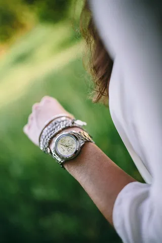 女孩胳膊上的银表