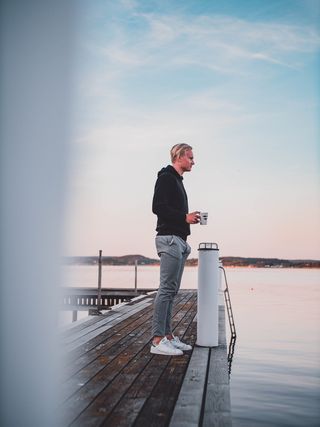 站在木码头上的男人