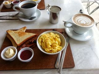 炒蛋，鸡蛋，面包吐司，咖啡拿铁，炒蛋，早餐，咖啡，拿铁
