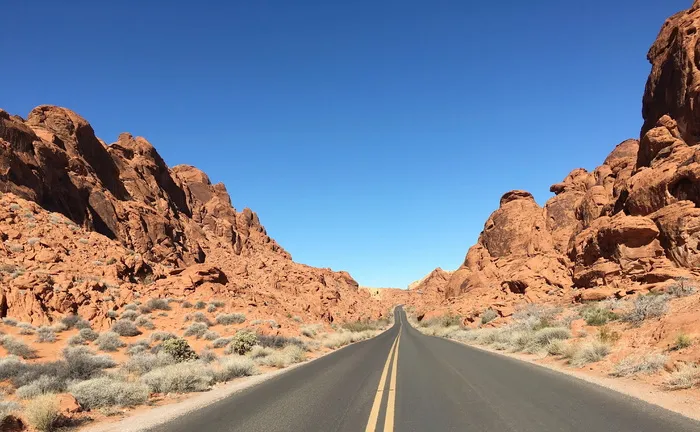二号，黄色，线沥青路，棕色，岩石悬崖，白天，内华达州，路