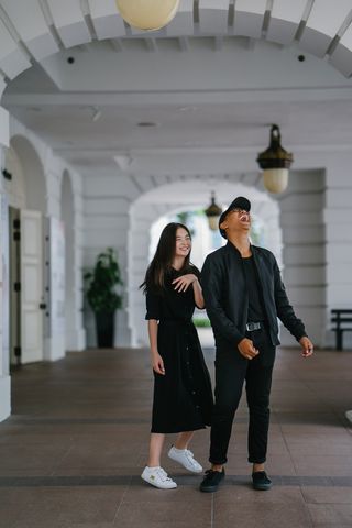 男人和女人在笑