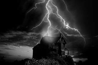 闪电击中房屋，天气，闪电，家，孤独，风暴，雷雨，云朵