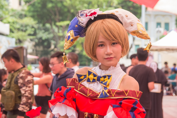 站在人们谈话旁扮演小丑的女人