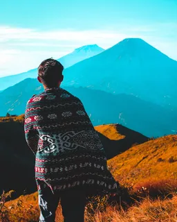 盯着山的人 盯着山的人