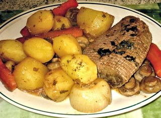 烤牛肉，土豆，蘑菇，胡萝卜，蘑菇胡萝卜，洋葱，肉汁，食物