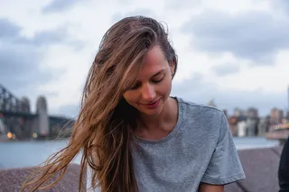 微笑的女士穿着灰色圆领T恤户外