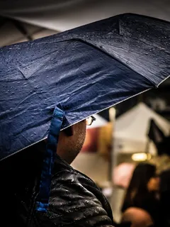 人,人,湿,水,滴,雨,伞,一个人 人,人,湿,水,滴,雨,伞,一个人