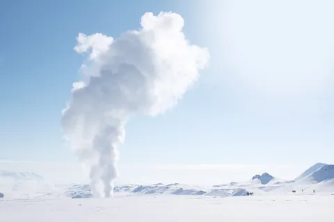 大雪覆盖的田野冒出浓烟 大雪覆盖的田野冒出浓烟