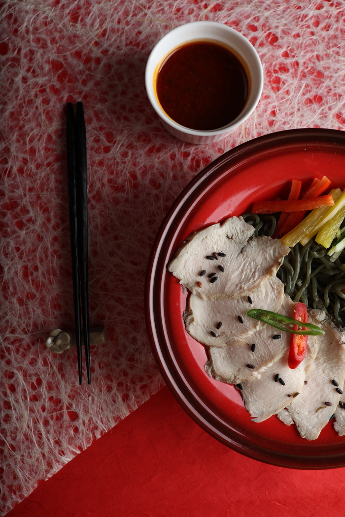 鸡胸脯沙拉，鸡肉菜肴，鸡肉，食品，食品摄影，食品和饮料，新鲜度，筷子
