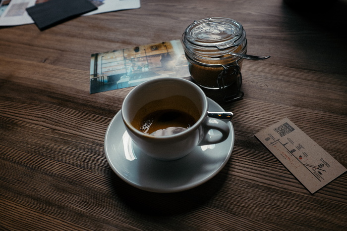 桌上的一杯咖啡