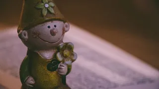 男孩举着花雕像的特写照片