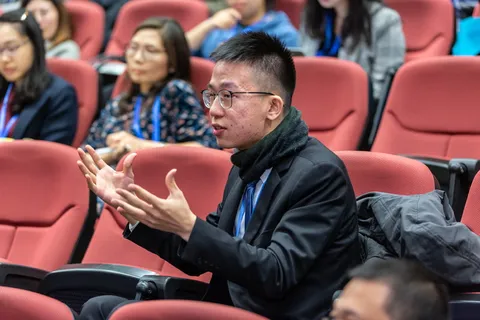 穿黑夹克的男人 穿黑夹克的男人