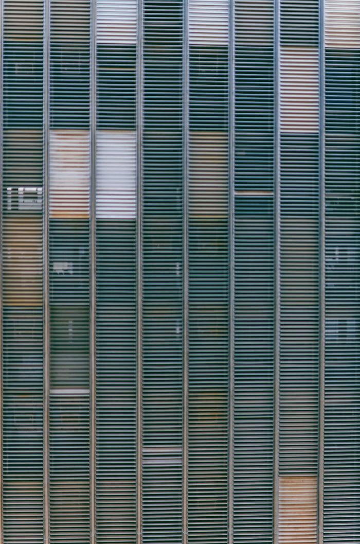 棕色和灰色框架