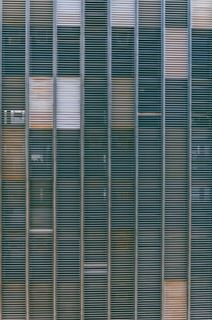 棕色和灰色框架